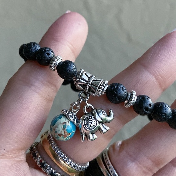 🔴 Lava rock bead bracelet elephant charm and dangly blue jasper gemstone - Picture 8 of 9